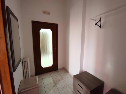 een kamer met een deur en een klein raam bij A casa di Umberto in Montesilvano