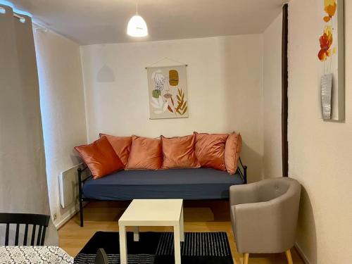 un salon avec un canapé et une table dans l'établissement Appart T2 Cozy City Center, au Mans