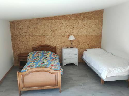 una camera con letto, cassettiera e letto Sidx Sidx Sidx Sidx Sidx Sidx di Hébergement rural à deux pas de la RN102/88 et du Puy en Velay a Ceyssac