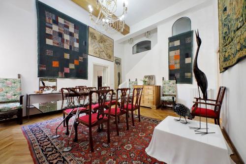 a dining room with a table and chairs in a room at On The Steps in Rome