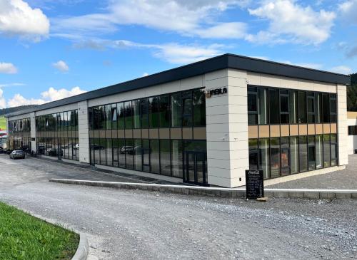 ZákamennéにあるApartmány Kamenecの通りに窓が多い建物