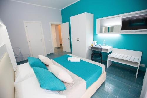 a hotel room with a bed and a desk at B&b Olas Del Mar in Cefalù