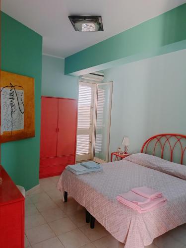 Cama o camas de una habitación en Mirone Apartment FRONTE MARE beachfront house