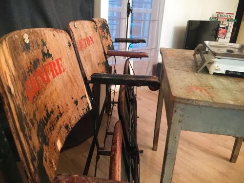 - deux vieilles chaises en bois assises à côté d'une table dans l'établissement SURPRENANTES - La Biscuiterie, à Nantes