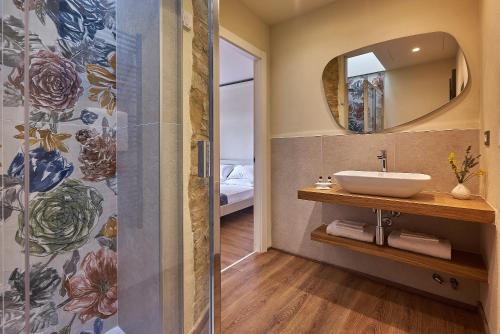モンタルチーノにあるCroce di mezzoのバスルーム(洗面台、鏡付)