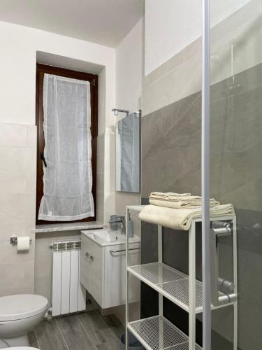 Ronago的住宿－B&B FIOR DI CAMPO，白色的浴室设有卫生间和水槽。
