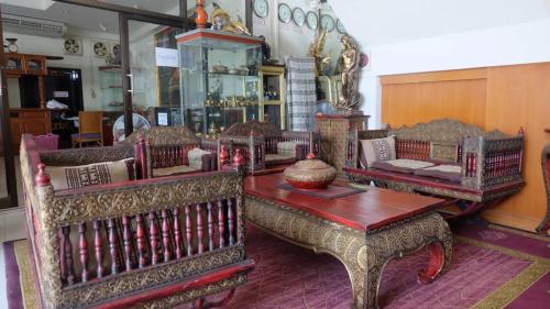 a room with couches and a table in a store at โรงแรมไทยงามพาเลซ (Thai Ngam Palace Hotel) in Kaeng Khlo