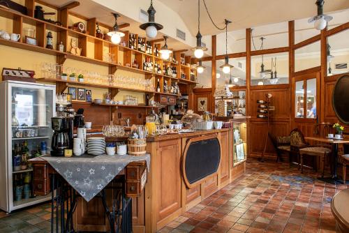 eine große Küche mit Holzschränken und einer Theke in der Unterkunft Residence Hattrick in Prag