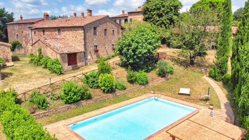 una vista aérea de una villa con piscina en Agriturismo Galgani - Historical Medieval House with Exclusive Pool and Park, en Chiusdino