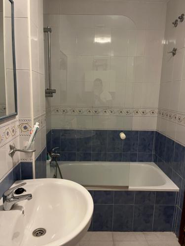 a bathroom with a sink and a bath tub at Apartamento Plata Real in Sanlúcar de Barrameda