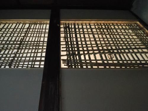 a ceiling with a window in a room at sakainoma hotel 熊 in Sakai