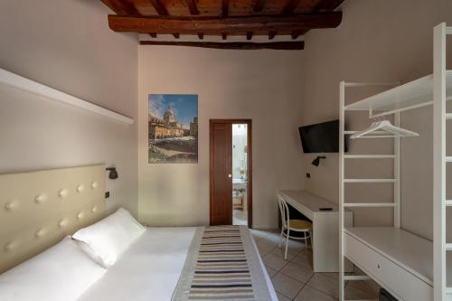 Abbazia Bed & Breakfast في مانتوفا: غرفة نوم مع سرير ومكتب ورف