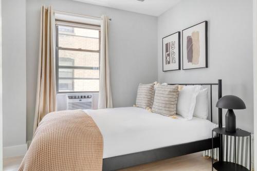 Postel nebo postele na pokoji v ubytování LES 1BR w Elevator WD Roof nr parks NYC-789