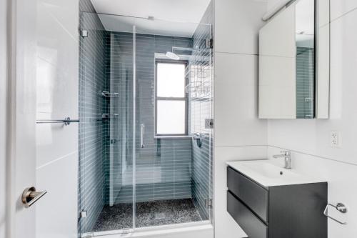 Koupelna v ubytování LES 1BR w Elevator WD Roof nr parks NYC-789