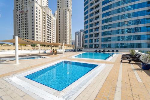 Bazén v ubytování For 4 people with Marina Views! nebo v jeho okolí