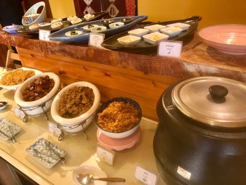 um bufê com diferentes tipos de comida em uma mesa em I-think Resort em Renai