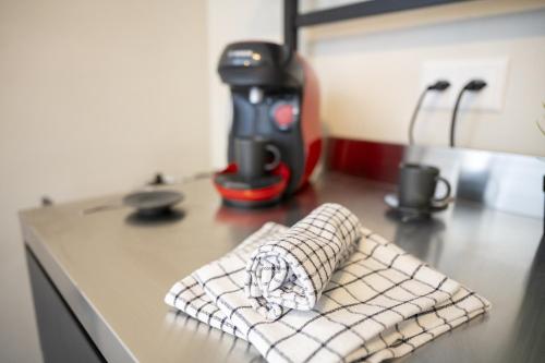 un bancone della cucina con tovagliolo di carta igienica e macchinetta del caffè di Chasa Muglin Ardez ad Ardez