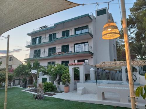 ein großes weißes Gebäude mit einer Terrasse davor in der Unterkunft Paradisun Villajoyosa in Villajoyosa