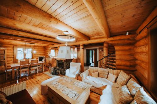 ein Wohnzimmer mit einem Sofa und einem Tisch in der Unterkunft Cabin Sonka in Oščadnica