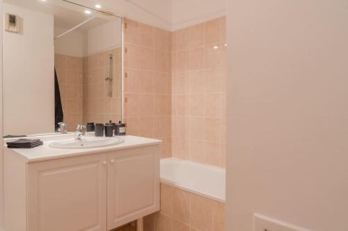 une salle de bain avec un lavabo et une baignoire dans l'établissement T2 Panier avec loggia, à Marseille