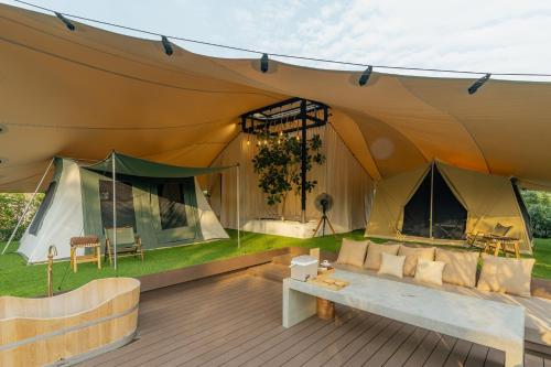 清邁的住宿－CAMP CAYLA - EDEN，一个带沙发和两个帐篷的帐篷