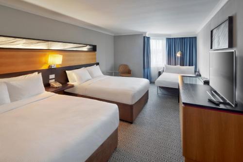 Letto o letti in una camera di DoubleTree by Hilton Manchester Airport