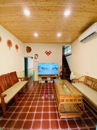 a large living room with a large screen tv at 家暖暖,老屋新生,房源內有戶外空間,嘉義市民宿013號 in Chiayi City