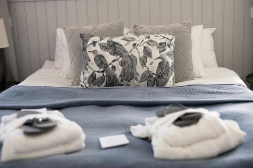łóżko z ręcznikami i poduszką w obiekcie Gränsö Slott Hotel & Spa w mieście Västervik