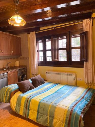 1 dormitorio con 1 cama grande en la cocina en La herradura, acogedora casa en Montemayor del Río, en Montemayor del Río