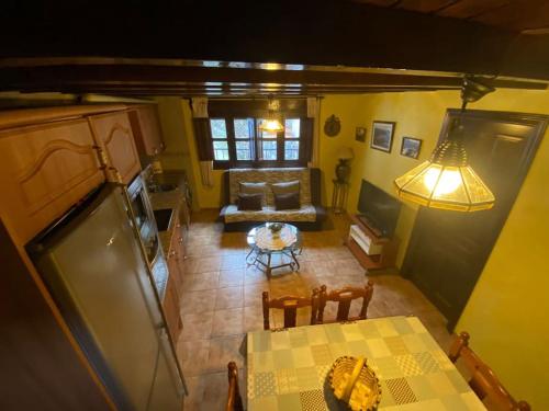 an overhead view of a living room with a table at La herradura, acogedora casa en Montemayor del Río in Montemayor del Río
