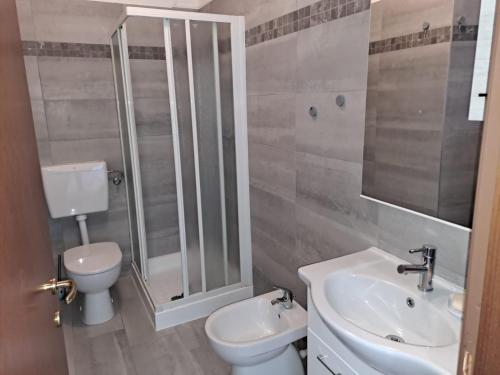 ein Bad mit einem WC, einem Waschbecken und einer Dusche in der Unterkunft VILLA AIDA LAKE VIEW in Lavena Ponte Tresa