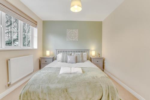 A bed or beds in a room at Silver Stag Properties, 3 BR w Parking and Garden