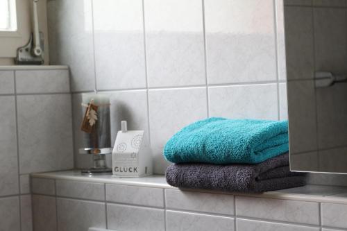 a pile of towels sitting on a shelf in a bathroom at Ferienwohnung Franziska in Hilders