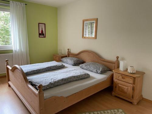 a bedroom with two twin beds and a window at Ferienwohnung Franziska in Hilders