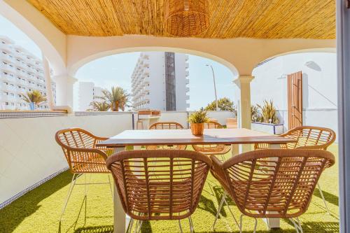 Apartamento con gran terraza junto a la playa