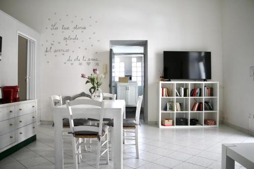 a white dining room with a white table and chairs at Di Donna apartments con terrazzi e parcheggio strategici per Amalfi coast e Pompei in Sant'Egidio del Monte Albino