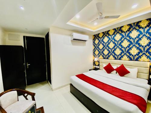 Habitación de hotel con cama con almohadas rojas en Blueberry Hotel zirakpur-A Family hotel with spacious and hygenic rooms en Chandigarh