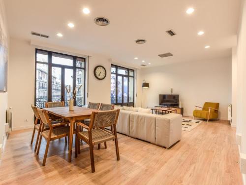 a living room with a table and a couch at apartamento en plaza de canalejas in Madrid