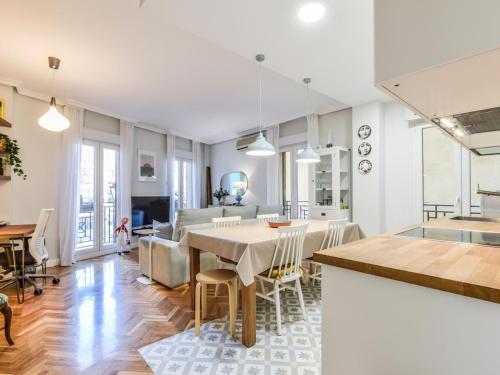 cocina y comedor con mesa y sillas en apartamento reformado-2 habitaciones-5 huespedes, en Madrid