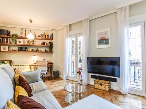 sala de estar con sofá y TV en apartamento reformado-2 habitaciones-5 huespedes, en Madrid
