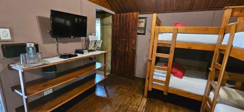 Ένα ή περισσότερα κρεβάτια σε δωμάτιο στο Old Vic Travellers Inn Nelspruit