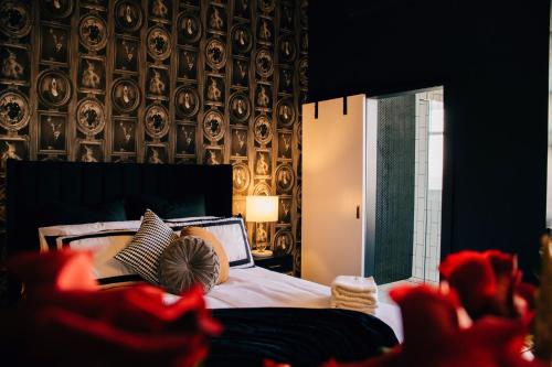 Ένα ή περισσότερα κρεβάτια σε δωμάτιο στο Rooms of Renown - The Panaretto Parlour