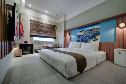 Tempat tidur dalam kamar di Kuretakeso Kemang Hotel