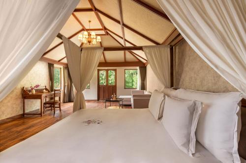 Postel nebo postele na pokoji v ubytování ZANA Luxury Forest Resort, Ranthambore