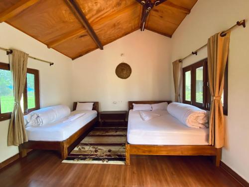 Tempat tidur dalam kamar di Bardia Eco Friendly Homestay