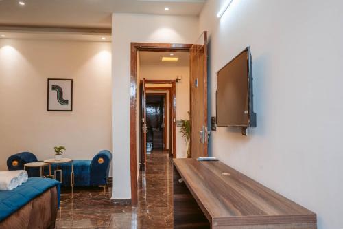 FlxHo Duo - Serviced Apartment & Rooms - Golf Course Roadにあるテレビまたはエンターテインメントセンター