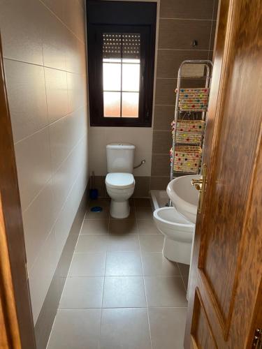 een kleine badkamer met een toilet en een wastafel bij Increible Ático centro Monachil in Monachil