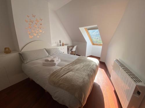 a bedroom with a bed and a window at Increible Ático centro Monachil in Monachil