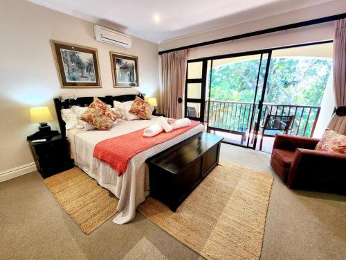 - une chambre avec un lit et une grande fenêtre dans l'établissement Villa T3 - Selborne Golf Estate, à Pennington