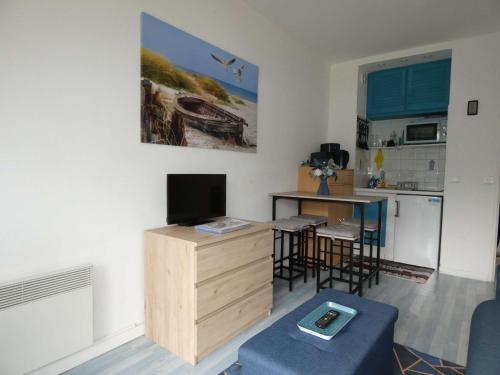 Il comprend un salon avec un bureau, une télévision et une cuisine. dans l'établissement Les Portes de la Mer, à Villers-sur-Mer